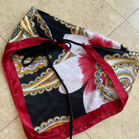 Tie Backless Bandana Top - Picture 2 of 2